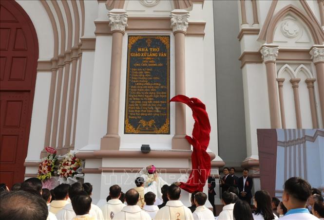 Nghi thức gắn biển công trình nhà thờ được thực hiện tại lễ khánh thành. Ảnh: Đức Phương - TTXVN