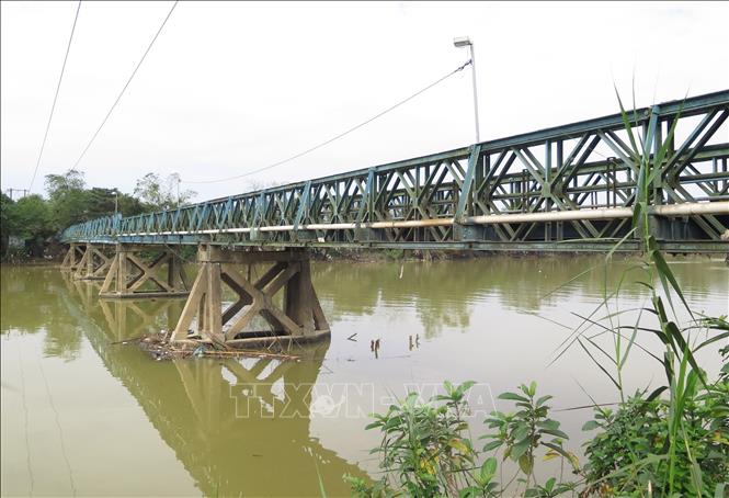 Cầu Phú Lưu hiện nay nhỏ, hẹp và đã xuống cấp nghiêm trọng nên không đảm bảo lưu thông. Ảnh: Nguyên Lý-TTXVN            