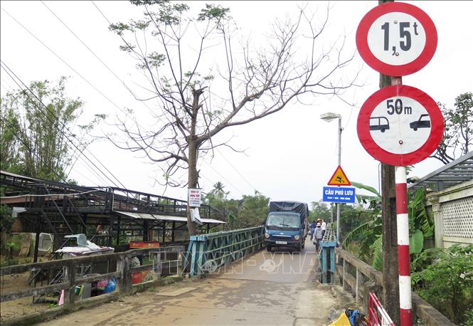Do xuống cấp nên cầu Phú Lưu (Huế) cắm biển báo cấm phương tiện từ 1,5 tấn trở lên lưu thông, giữ khoảng cách 50m để đảm bảo an toàn. Ảnh: Nguyên Lý-TTXVN