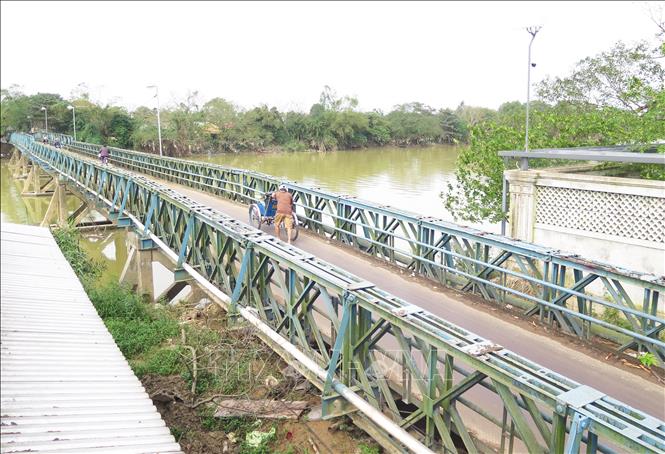 Cầu Phú Lưu (Huế) hiện nay đã xuống cấp nghiêm trọng. Ảnh: Nguyên Lý-TTXVN     