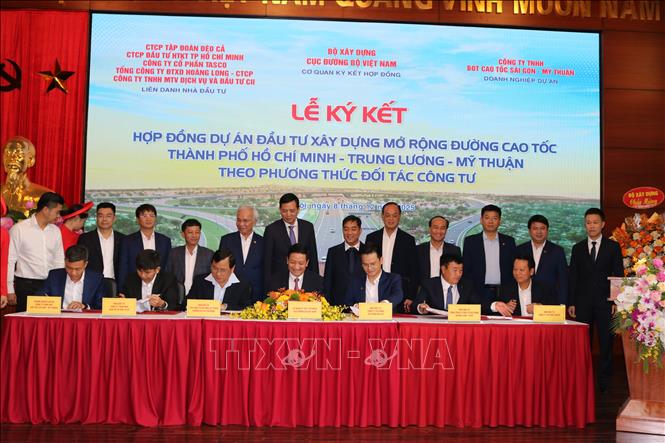 Các đơn vị, đại diện nhà đầu tư, doanh nghiệp ký kết kết hợp đồng. Ảnh: Diệp Anh - TTXVN