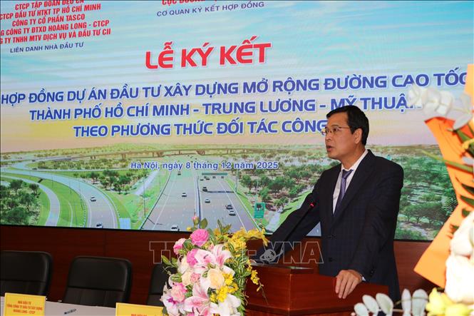 Thứ trưởng Bộ Xây dựng Bùi Xuân Dũng phát biểu chỉ đạo. Ảnh: Diệp Anh - TTXVN