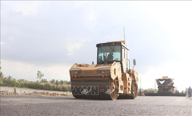 Lu nền đường trên cao tốc. Ảnh: Tuấn Phi - TTXVN