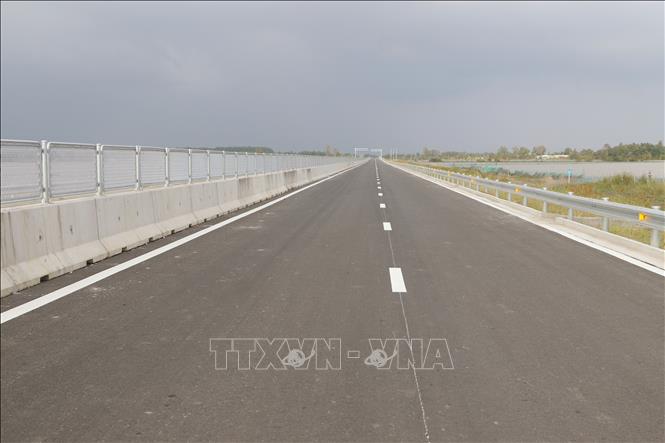 Nhiều đoạn trên cao tốc Cần Thơ - Cà Mau đã hoàn chỉnh. Ảnh: Tuấn Phi - TTXVN