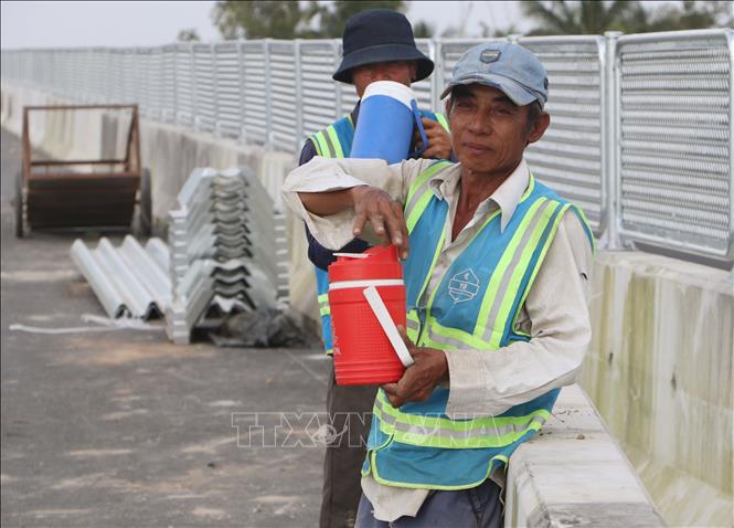 Công nhân trên công trường cao tốc Cần Thơ - Cà Mau tranh thủ nghỉ trưa. Ảnh: Tuấn Phi - TTXVN