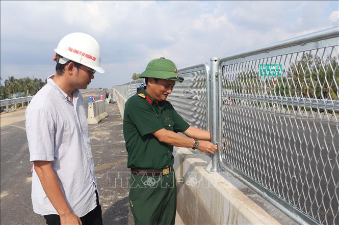 Cán bộ kỹ thuật của Ban quản lí dự án Mỹ Thuận cùng đơn vị thi công kiểm tra chất lượng công trình. Ảnh: Tuấn Phi - TTXVN