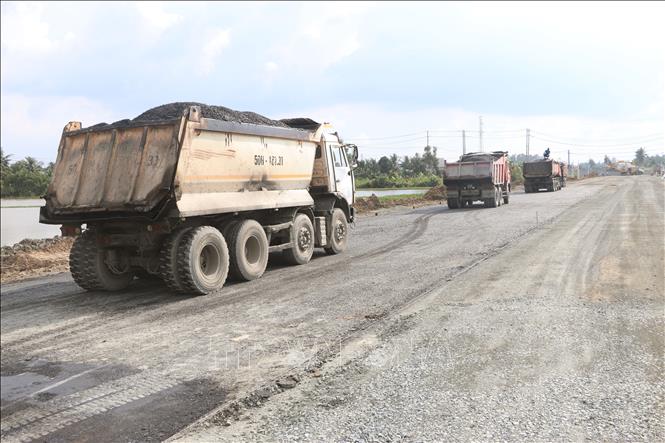 Đơn vị thi công huy động nhiều trang thiết bị phục vụ thi công. Ảnh: Tuấn Phi - TTXVN