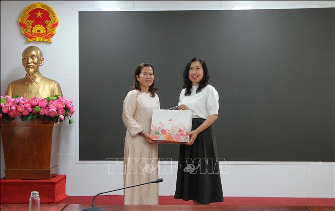 Đoàn công tác tặng quà lưu niệm cho đại diện thành phố Cần Thơ. Ảnh: Nguyễn Hằng - TTVXN