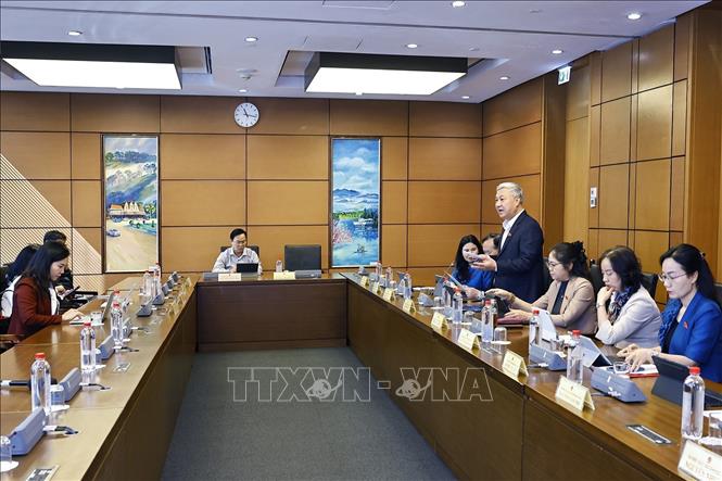 Đoàn đại biểu Quốc hội các tỉnh Bắc Ninh, Cà Mau thảo luận ở tổ. Ảnh: Doãn Tấn - TTXVN