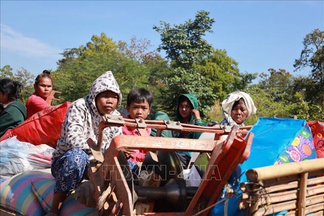 Người dân Campuchia ở tỉnh Preah Vihear, giáp giới với Thái Lan sơ tán tránh xung đột, ngày 8/12/2025. Ảnh: THX/TTXVN