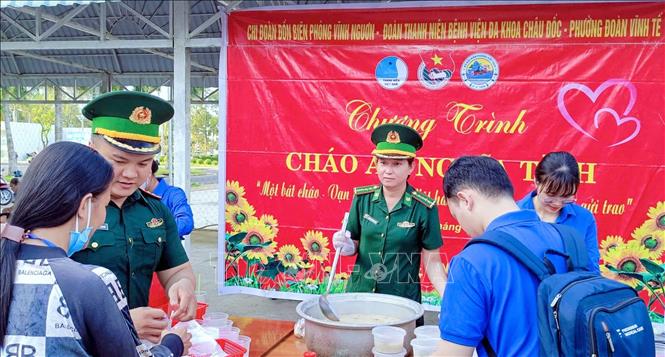 Chương trình “Bát cháo nghĩa tình” đã nhanh chóng lan tỏa, thu hút đông đảo nhiều đối tượng trên địa bàn tỉnh An Giang cùng chung tay và duy trì đều đặn gần 1 năm nay. Ảnh: Công Mạo-TTXVN
