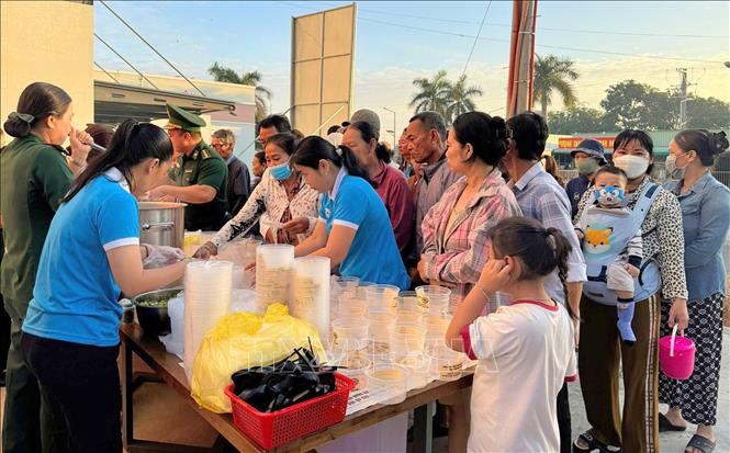 Chương trình “Cháo ấm nghĩa tình” được chỉ huy Đồn Biên phòng Vĩnh Nguơn (Ban chỉ huy Bộ đội Biên phòng tỉnh An Giang) triển khai từ đầu năm 2025. Ảnh: Công Mạo-TTXVN
