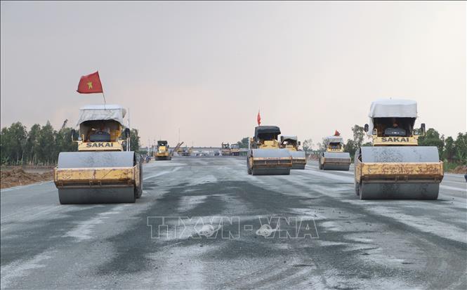 Huy động nhiều trang thiết bị, máy móc phục vụ công trường cao tốc về đích đúng hẹn. Ảnh: Tuấn Phi - TTXVN