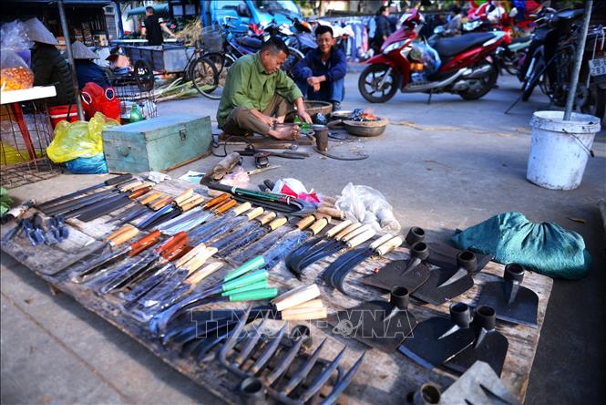 Lò rèn sản xuất các nông cụ bày bán tại chợ. Ảnh: Việt Hùng-TTXVN
