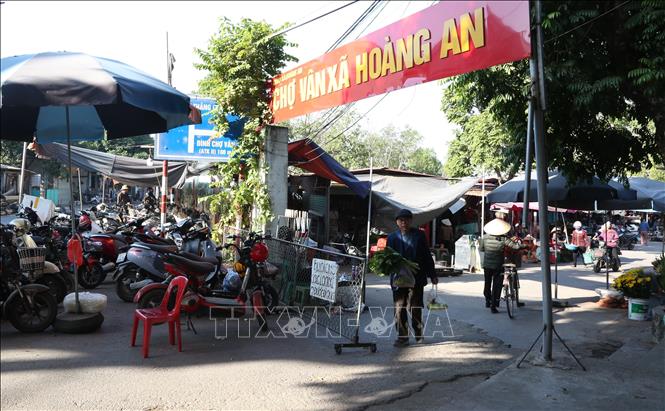 Chợ họp trong khuôn viên trước di tích Đình Vân. Ảnh: Việt Hùng -TTXVN

