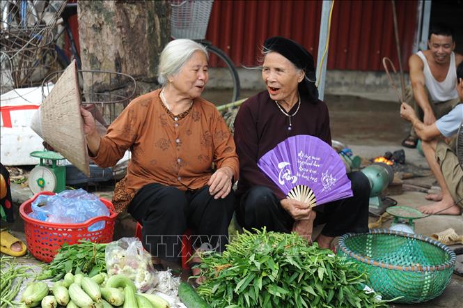 Hai cụ già nói chuyện bên quầy hàng. Ảnh: Việt Hùng
