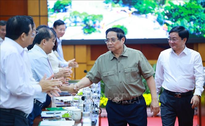 Thủ tướng Phạm Minh Chính với lãnh đạo Tỉnh uỷ Tây Ninh. Ảnh: Dương Giang-TTXVN
