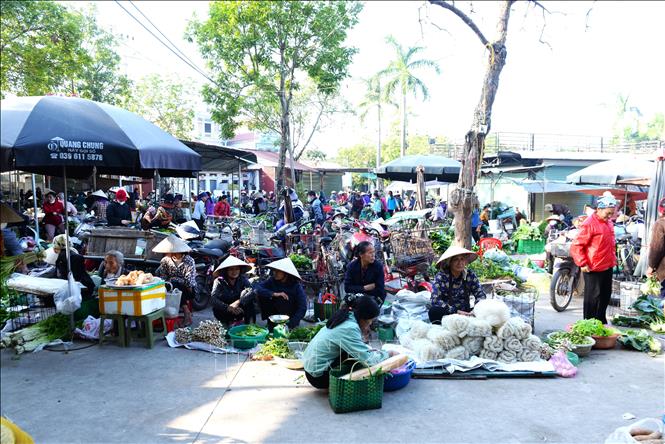 Chợ họp trong khuôn viên trước di tích Đình Vân. Ảnh: Việt Hùng-TTXVN
