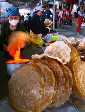 Bánh đa kê nổi tiếng được quạt tại chỗ và bán tại chợ. Ảnh: Việt Hùng-TTXVN
