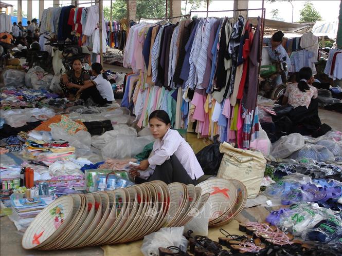 Đủ các loại hàng hóa tiêu dùng được bày bán tại chợ Vân. Ảnh: Việt Hùng-TTXVN

           