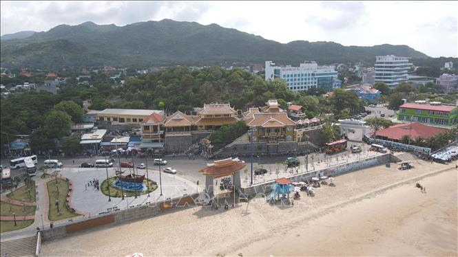 Công viên biển tại xã Long Hải, TP. Hồ Chí Minh (gần khu vực Dinh Cô) được hình thành trên khu đất công nhằm phục vụ nhu cầu vui chơi giải trí của người dân, du khách. Ảnh: Huỳnh Sơn-TTXVN