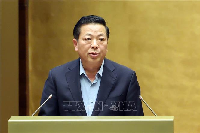 Bộ trưởng Bộ Xây dựng Trần Hồng Minh, thừa ủy quyền của Thủ tướng Chính phủ trình bày Tờ trình về một số cơ chế, chính sách đặc thù, đặc biệt áp dụng cho dự án đường sắt tốc độ cao trên trục Bắc - Nam. Ảnh: Doãn Tấn - TTXVN