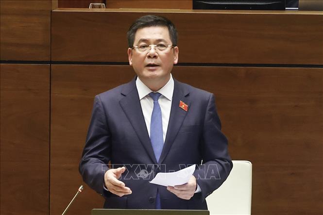 Bộ trưởng Bộ Công thương Nguyễn Hồng Diên giải trình, làm rõ một số vấn đề đại biểu Quốc hội nêu. Ảnh: Doãn Tấn - TTXVN
