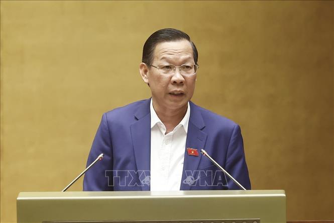 Chủ nhiệm Ủy ban Kinh tế và Tài chính của Quốc hội Phan Văn Mãi trình bày Báo cáo thẩm tra về một số cơ chế, chính sách đặc thù, đặc biệt áp dụng cho dự án đường sắt tốc độ cao trên trục Bắc - Nam. Ảnh: Doãn Tấn - TTXVN