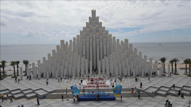 Tháp Tam Thắng thuộc Dự án công viên Bãi Sau. Ảnh: Huỳnh Sơn-TTXVN