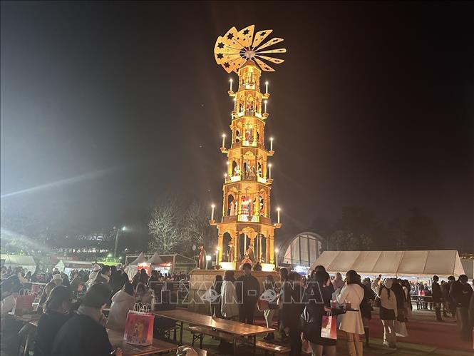 Cây thông Noel cao 14m được trang trí bằng những hình ảnh Kẹp Hạt Dẻ từ trên xuống dưới ở trung tâm Chợ Giáng Sinh Tokyo. Ảnh: Nguyễn Tuyến – PV TTXVN tại Nhật Bản