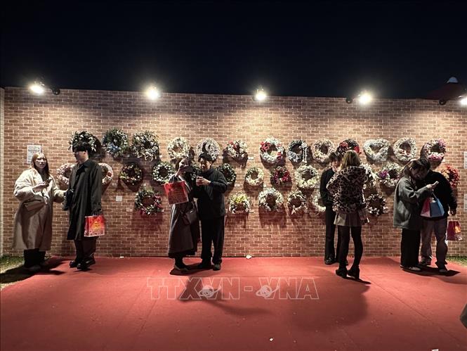 Một địa điểm chụp ảnh ưa thích của các đôi tình nhân tại Chợ Giáng Sinh Tokyo. Ảnh: Nguyễn Tuyến – PV TTXVN tại Nhật Bản