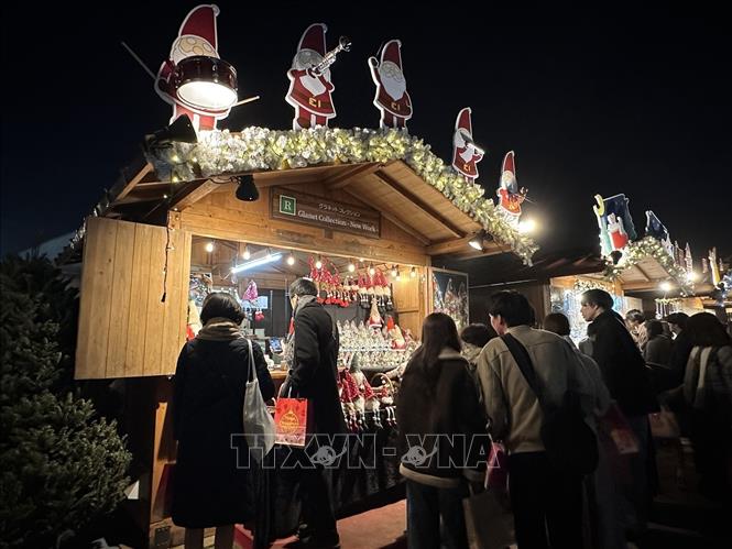 Búp bê vải ông già Noel là một món quà Giáng Sinh được nhiều người yêu thích. Ảnh: Nguyễn Tuyến – Pv TTXVN tại Nhật Bản