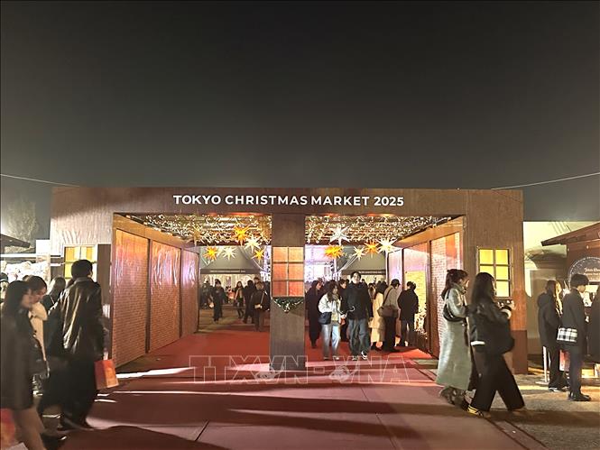 Chợ Giáng Sinh Tokyo càng trở nên tấp nập khi ngày Noel đến gần. Ảnh: Nguyễn Tuyến – PV TTXVN tại Nhật Bản