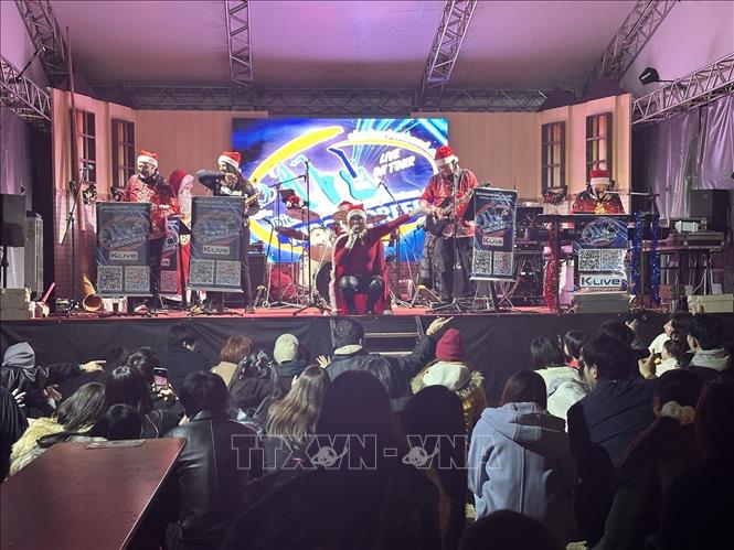 Một ban nhạc nước ngoài biểu diễn các ca khúc Giáng Sinh thu hút đông đảo khán giả thưởng thức. Ảnh: Nguyễn Tuyến – PV TTXVN tại Nhật Bản