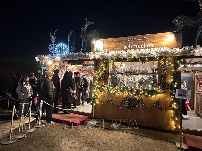 Dòng người dài xếp hàng để mua những món quà Giáng Sinh. Ảnh: Nguyễn Tuyến – PV TTXVN tại Nhật Bản