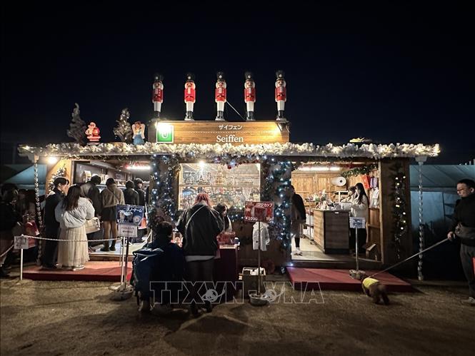 Một quầy hàng Giáng Sinh với những chú lính chì màu đỏ đứng canh gác. Ảnh: Nguyễn Tuyến – Pv TTXVN tại Nhật Bản