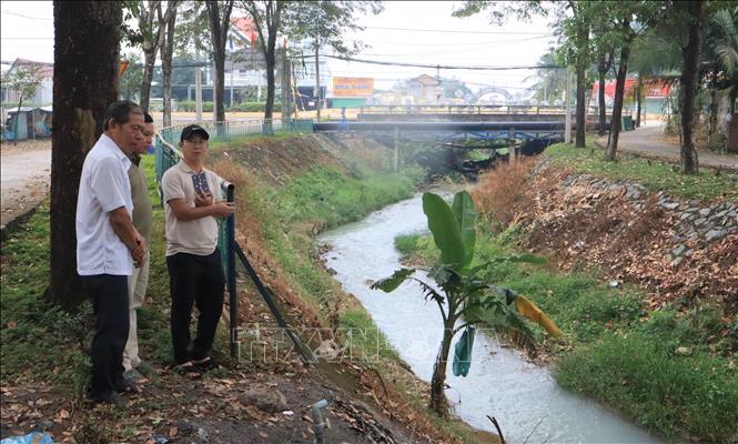 Dòng suối chảy qua phường Chơn Thành có màu trắng đục bất thường, cùng thời điểm người dân phản ánh mùi hôi trên địa bàn. Ảnh: Đậu Tất Thành – TTXVN