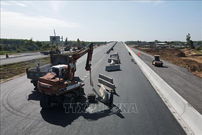 Hoàn thiện đường Vành đai 3 - Thành phố Hồ Chí Minh đoạn qua Đồng Nai. Ảnh: Công Phong - TTXVN