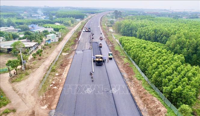 Thảm nhựa cao tốc Biên Hòa - Vũng Tàu đoạn qua Đồng Nai. Ảnh: Công Phong - TTXVN