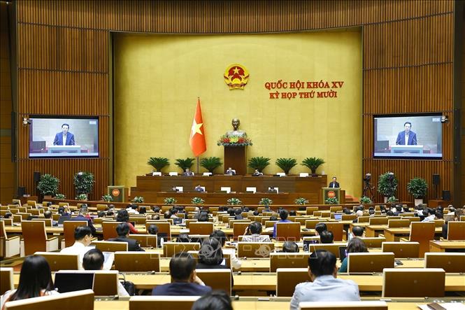 Bộ trưởng Bộ Xây dựng Trần Hồng Minh, Bộ trưởng Bộ Tài chính giải trình, làm rõ một số vấn đề đại biểu Quốc hội nêu. Ảnh: Doãn Tấn - TTXVN
