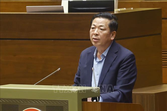 Bộ trưởng Bộ Xây dựng Trần Hồng Minh, Bộ trưởng Bộ Tài chính giải trình, làm rõ một số vấn đề đại biểu Quốc hội nêu. Ảnh: Doãn Tấn - TTXVN
