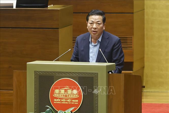 Bộ trưởng Bộ Xây dựng Trần Hồng Minh, Bộ trưởng Bộ Tài chính giải trình, làm rõ một số vấn đề đại biểu Quốc hội nêu. Ảnh: Doãn Tấn - TTXVN
