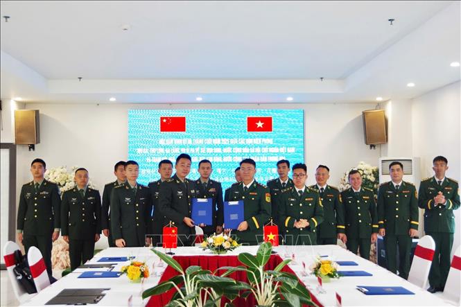 Hai đồng chí trưởng đoàn trao biên bản ghi nhớ. Ảnh: TTXVN phát