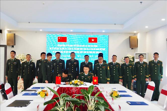 Hai đồng chí trưởng đoàn ký biên bản ghi nhớ. Ảnh: TTXVN phát