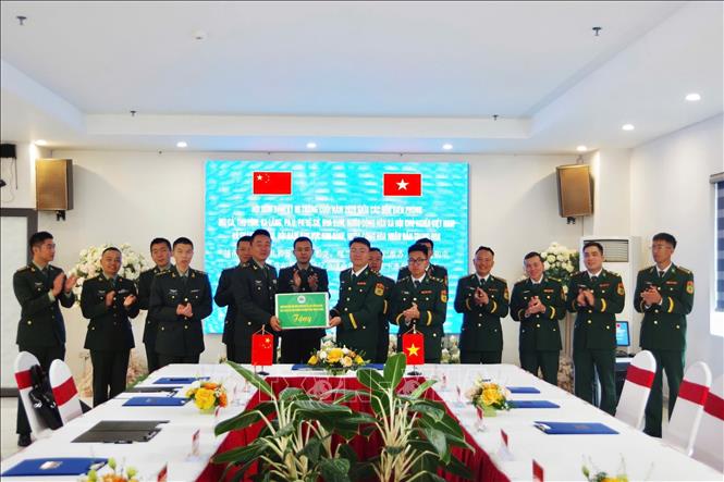 Đại diện các Đồn Biên phòng tỉnh Lai Châu (Việt Nam) tặng quà Trưởng đoàn đại biểu Trạm Hội ngộ, Hội đàm khu vực Kim Bình (Trung Quốc). Ảnh: TTXVN phát