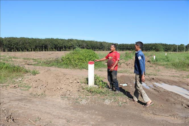 Gia đình ông Đinh Ngọc Trường (phải) bàn giao khoảng 1.000 m2 đã đồng thuận ủng hộ dự án cao tốc ngay từ đầu. Ảnh: K GỬIH-TTXVN 