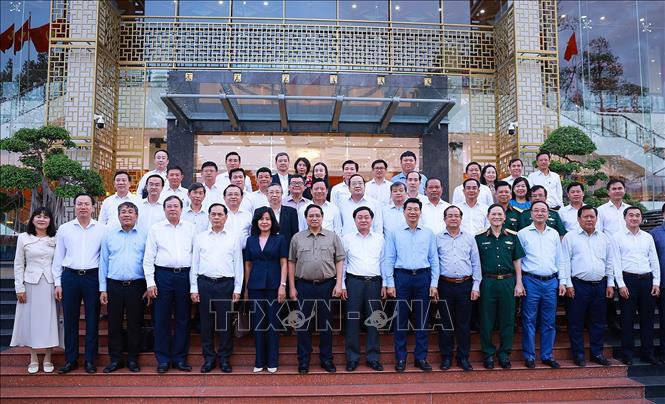 Thủ tướng Phạm Minh Chính với lãnh đạo các bộ, ngành và tỉnh Tây Ninh. Ảnh: Dương Giang-TTXVN
