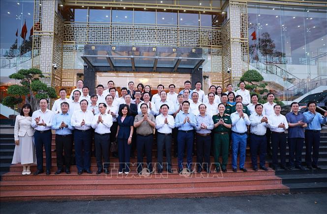 Thủ tướng Phạm Minh Chính với lãnh đạo các bộ, ngành và tỉnh Tây Ninh. Ảnh: Dương Giang-TTXVN
