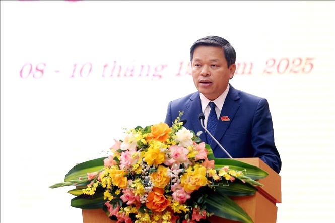 Phó Chủ tịch UBND tỉnh Phú Thọ Phan Trọng Tấn báo cáo tại Kỳ họp. Ảnh: Tạ Toàn – TTXVN