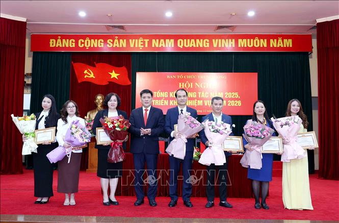 Các tập thể có thành tích xuất sắc trong đợt thi đua chào mừng Đại hội Đảng bộ Ban Tổ chức Trung ương nhận Giấy khen. Ảnh: Phương Hoa - TTXVN